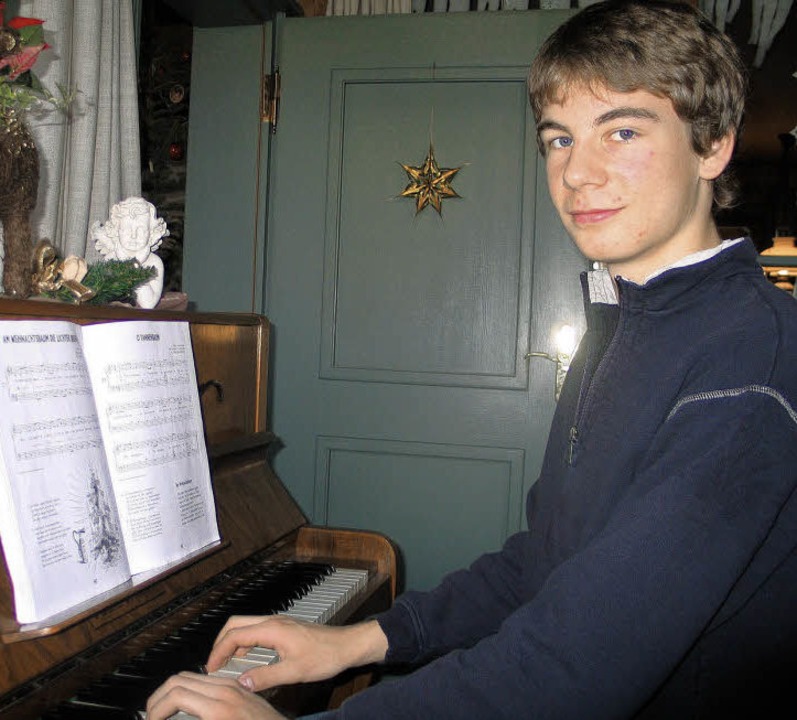 Am Klavier spielt und singt Philipp Ri...nellen Advents- und Weihnachtslieder.   | Foto: gustav rinklin