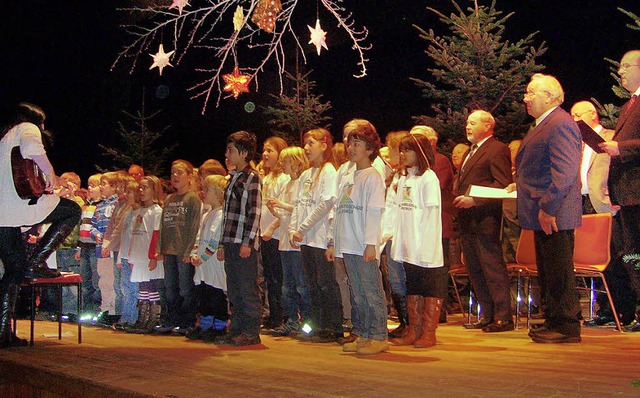 Jung und Alt singen zusammen bei der S...nweihnachtsfeier der Stadt Waldkirch.   | Foto: Wolfgang Meyer
