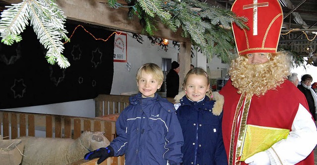 Der Nikolaus beschenkte die Kinder des... an der &#8222;lebenden Krippe&#8220;.  | Foto: hans-jochen voigt