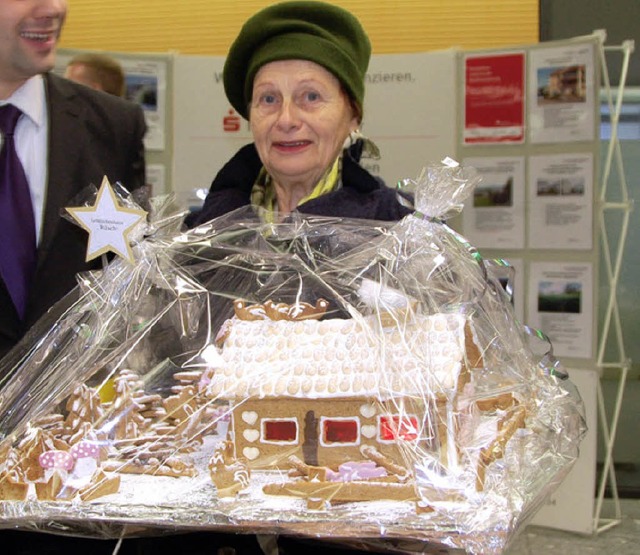 Hannelore Rsch bekam fr ihr Huschen den Hauptpreis bei der Lebkuchenaktion.  | Foto: Peter Gerigk