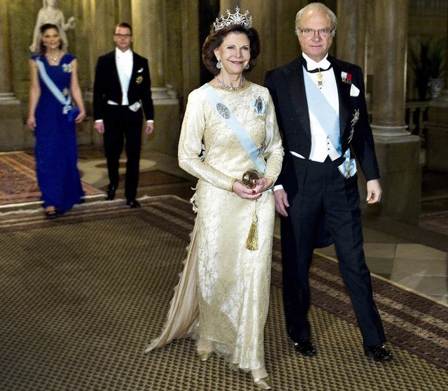Knigin Silvia und Knig Carl Gustav  ...nd Kronprinzessin Victoria und Daniel   | Foto: AFP