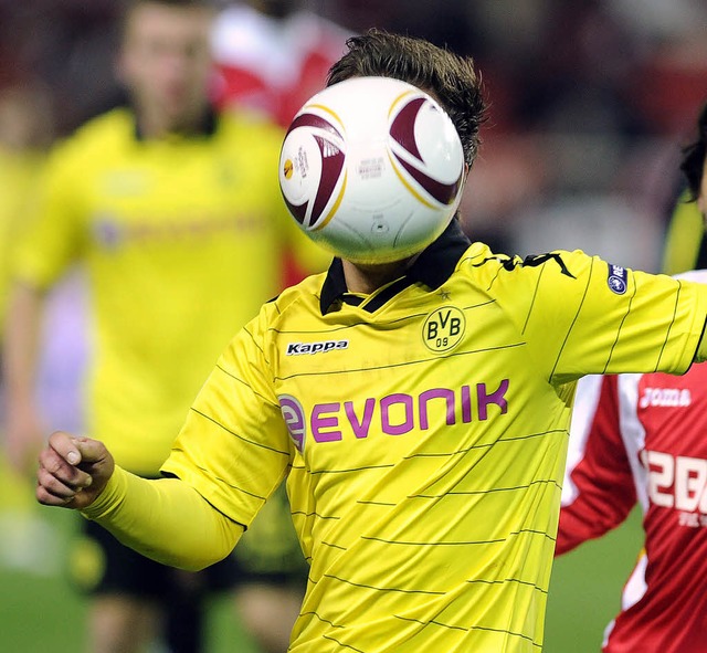 Wer  BVB-Aktien kaufen will, darf nicht nur Fuball im Kopf haben.   | Foto: afp