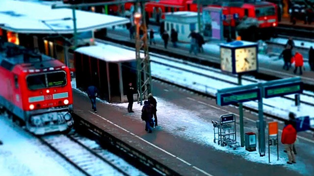 Der Freiburger Bahnhof im Modellbau-Look.  | Foto: Felix Holderer