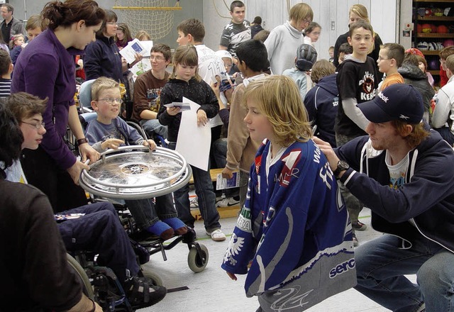 Die Autogramme der SERC-Profis, hier M...er Christy-Brown-Schule hei begehrt.   | Foto: wittmann