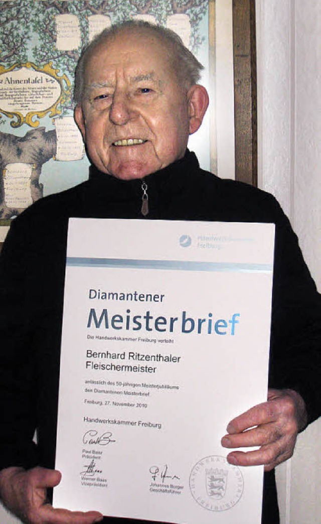 Stolz prsentiert Bernhard Ritzenthaler seinen diamantenen Meisterbrief.   | Foto: Otmar Faller