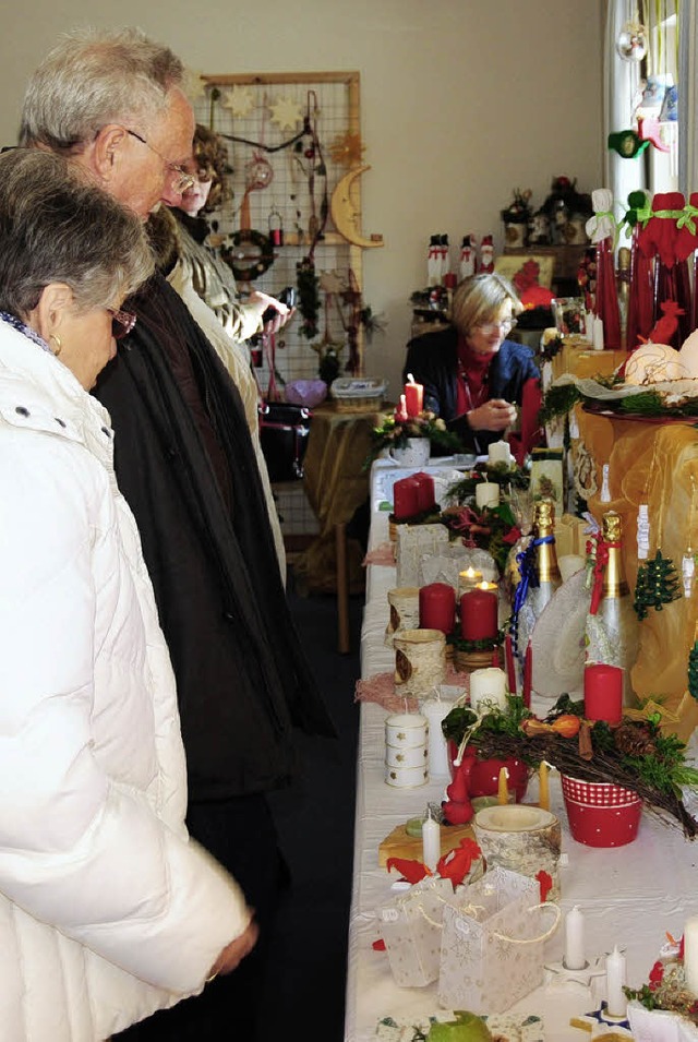 Ein buntes Angebot beim Basar lie fr den guten Zweck  die Kasse klingeln.   | Foto: Horst Dauenhauer