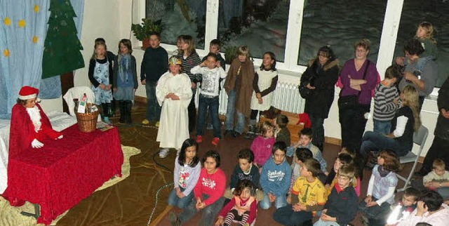 Die Drittklssler fhrten  das Theater...Reise des Weihnachtsmannes&#8220; auf.  | Foto: Jrg Oehler