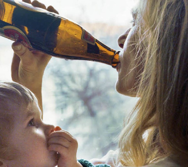 Oh weh! Trinkende Eltern zerstren oft auch das Leben ihrer Kinder.   | Foto: dpa/epd
