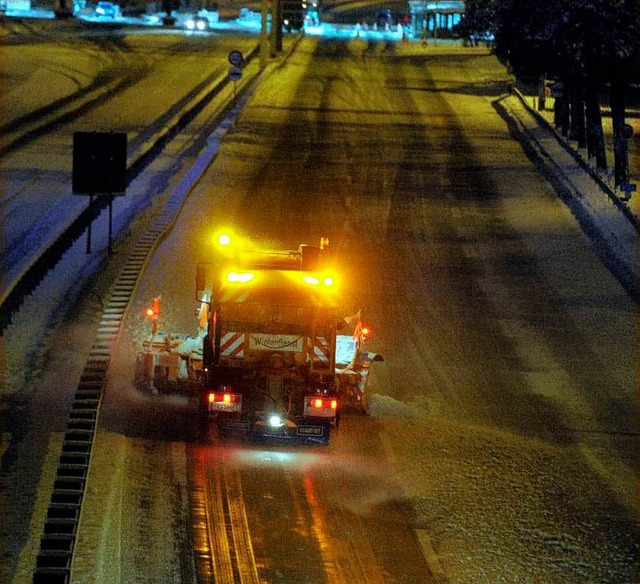 Heilige Nacht am Autobahnzoll Weil am Rhein: Winterdienst im Weihnachtseinsatz.  | Foto: Meinrad Schn