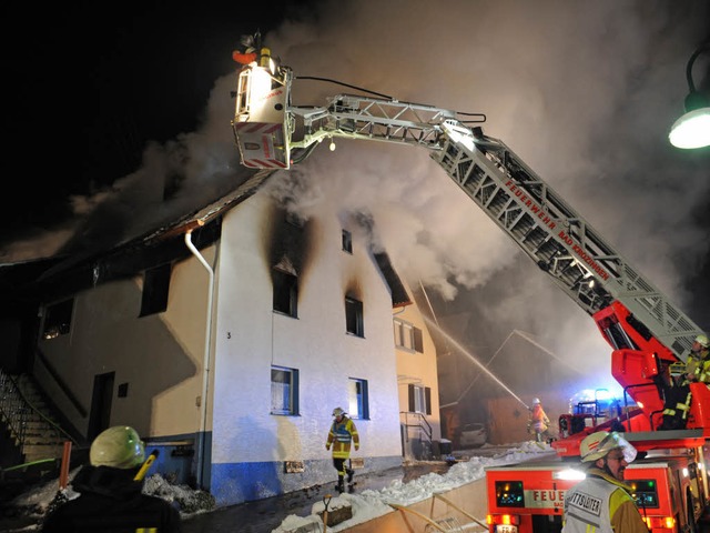 Mit der Drehleiter bekmpfte die Feuerwehr einen Wohnungsbrand in Biengen.  | Foto: dpa