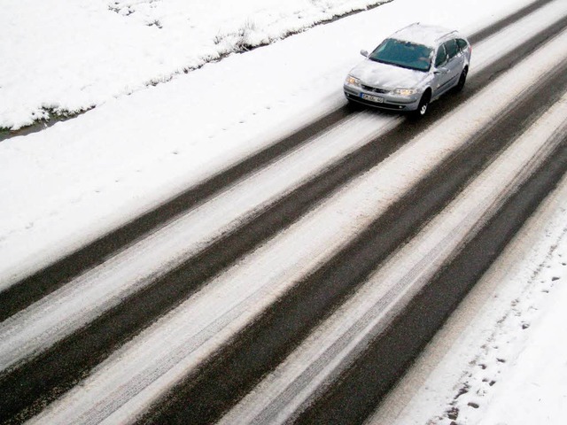 Winter im Kreis Emmendingen: Ein Autof...genommen am ersten Weihnachtsfeiertag.  | Foto: dpa