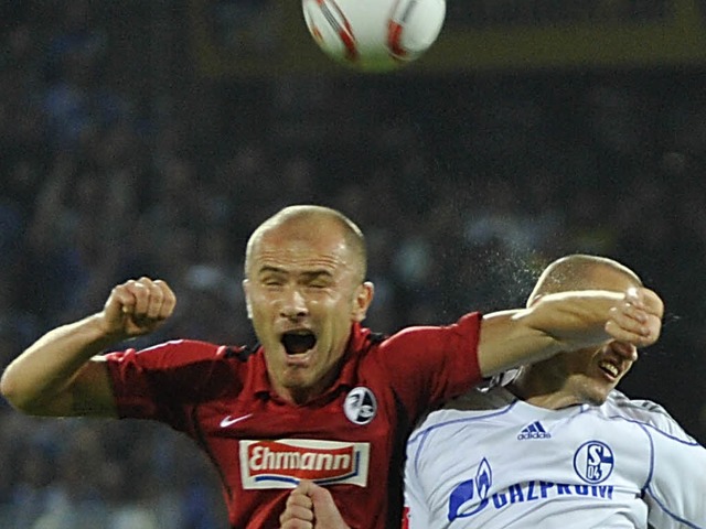 Die aufflligste Aktion in der laufend...piel des SC Freiburg gegen Schalke 04.  | Foto: Achim Keller