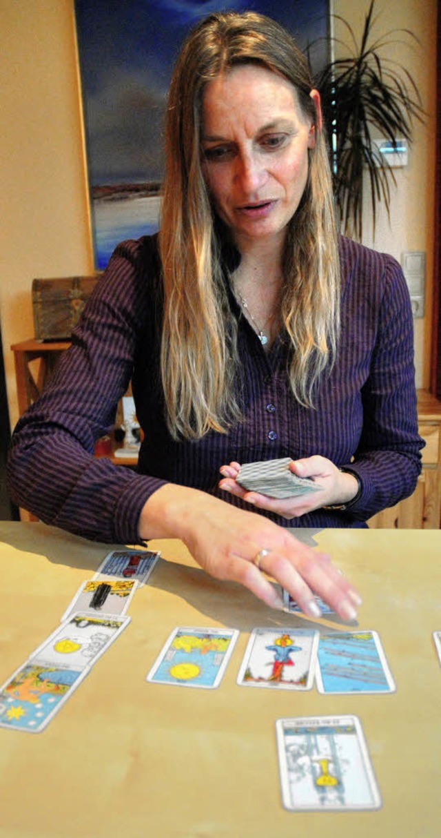 Claudia Langenhahn-Liedtke legt Tarot-Karten   | Foto: Bensiek