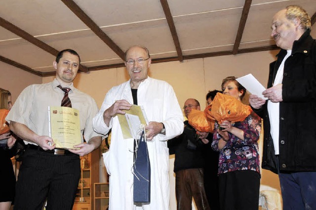 Martin Winkler (l.) und Horst Werner (...tschein frs Freiburger Galli-Theater.  | Foto: Alexander Anlicker