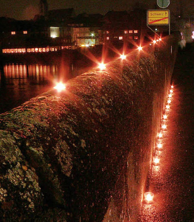 Silvester 05:  Hunderte von Lichtern a...cke erinnerten an die Tsunami-Opfer.   | Foto: Bhm-Jacob