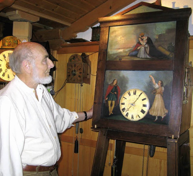 Oskar Sailer zeigt eins seiner Schmuck... verziert, die das Uhrwerk verdecken.   | Foto: Ulrike Spiegelhalter