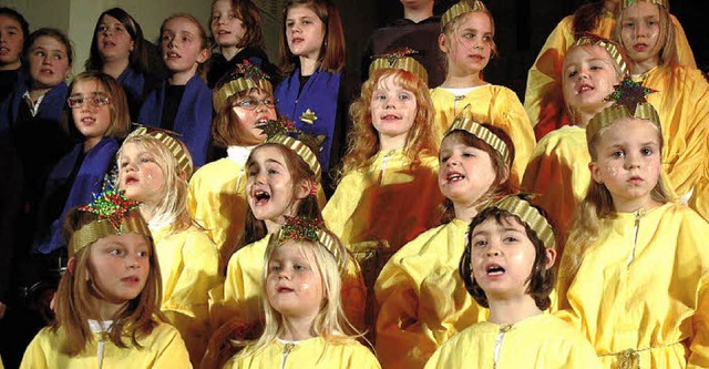 55 Kinder der Christusgemeinde fhrten...chtsfreude in der Christuskirche auf.   | Foto: Britta Wieschenkmpfer