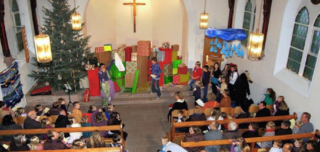 Vollgestellt mit Pckchen  prsentiert...denskirche  in Wyhlen an Heiligabend.   | Foto: Vollmar