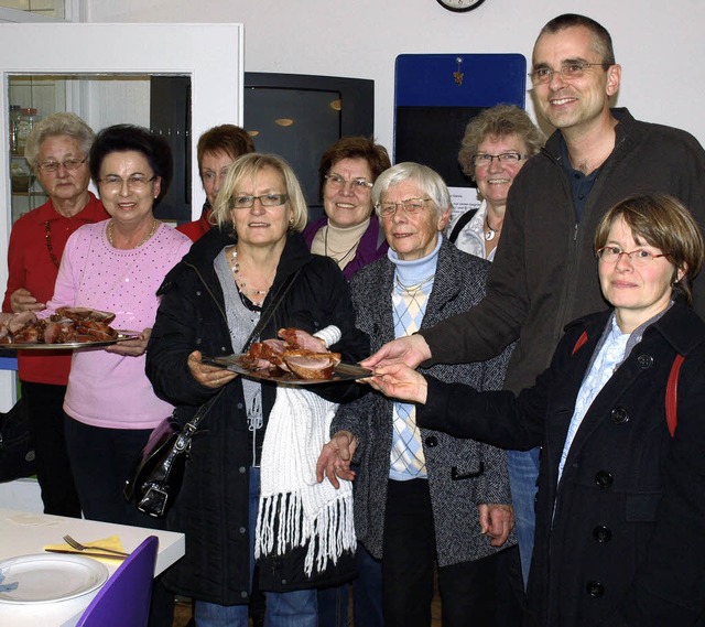 Heimleiter Stefan Heinz  dankte  der F...Freien Whler in Lrrach.               | Foto: Paul Schleer