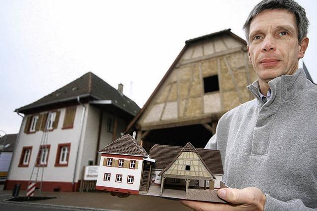 Rüdiger Straub baut Häuser aus Friesenheim für Modellbahn nach