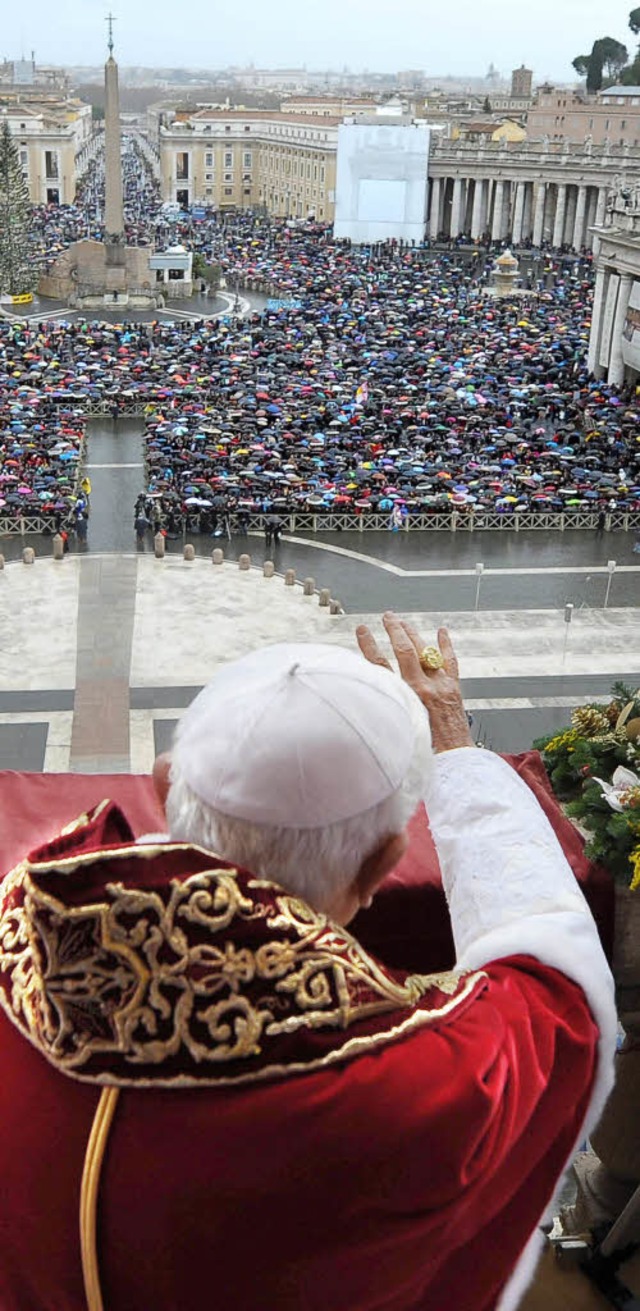 Papst Benedikt XVI. beim Urbi-et-orbi-Segen am ersten Weihnachtsfeiertag in Rom   | Foto: dpa