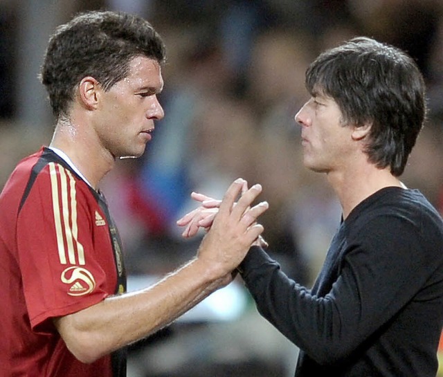 „Er ist ihr Kapitän, wenn er wie...him Löw (rechts) über Michael Ballack | Foto: DPA „Er ist ihr Kapitän, wenn er wie...him Löw (rechts) über Michael Ballack | Foto: DPA
