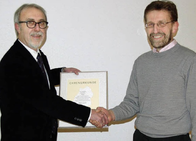 Konrad Hoch (rechts) ist seit 30 Jahre...dafr von Brgermeister Jehle geehrt.   | Foto: Christian Ringwald