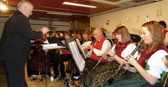 Dirigent Paul Maurer und die Trachtenk...len Weihnachtskonzert vom alten Jahr.   | Foto: Heidrun Simoneit