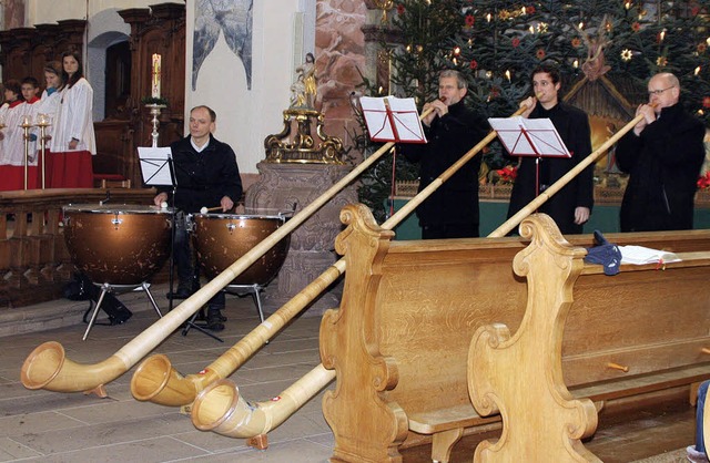 Alphrner erklangen im Festgottesdienst zu Weihnachten.   | Foto: Herbert Birkle