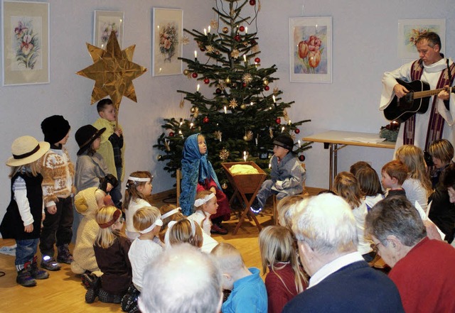 Dekan Herbert Rochlitz und die Kinder ...such bei den Bewohnern des Erlenhofs.   | Foto: Privat