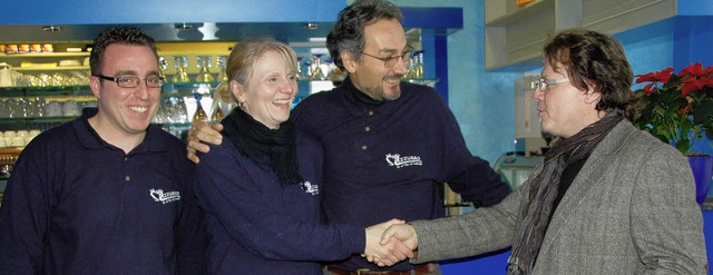 Im neu erffneten Azzurro-Eiscaf in M...di, Hans-Martin Blessing (von links).   | Foto: Sigrid Umiger