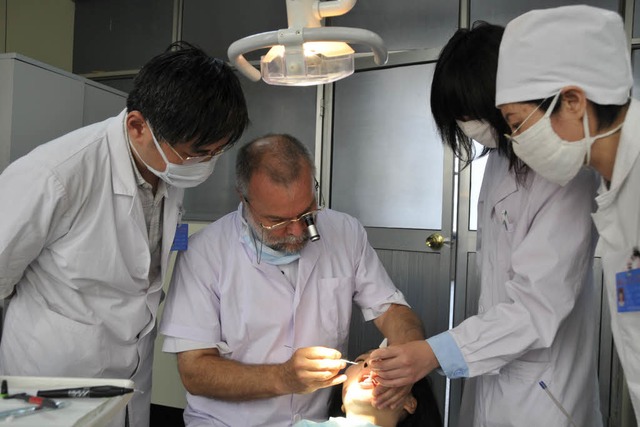 Der Neuenburger Zahnarzt Dr. Mathias s...ltittsverbesserung in der Zahnklinik.  | Foto: Privat