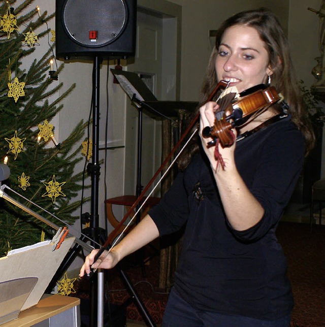 Die Geigerin Franziska Kaiser (Geige) ...chtskonzert in der Strittmatter Kirche  | Foto: Probst