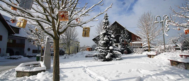In Rhrberg auf dem Dorfplatz hngen d...ichten fr ein schnes Weihnachtsfest.  | Foto: Silvia Eismann