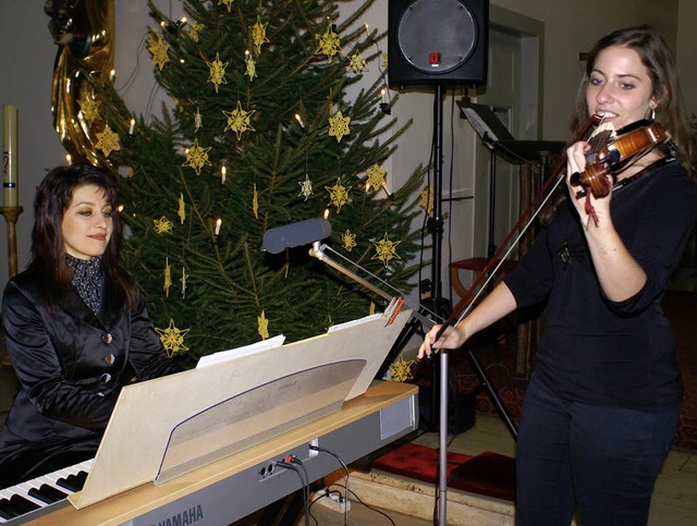 Nelly Ziegler (Klavier) und Franziska ...am anspruchsvolles Weihnachtskonzert.   | Foto: Werner Probst