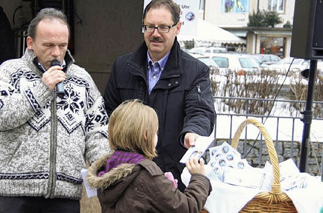 Eine Glcksfee zog die Gewinner. Bernd... (links) und Klaus Brand moderierten.   | Foto: BZ