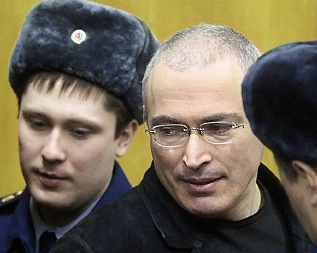 Michael Chodorkowski mit Bewachern im Gerichtssaal  | Foto: dpa