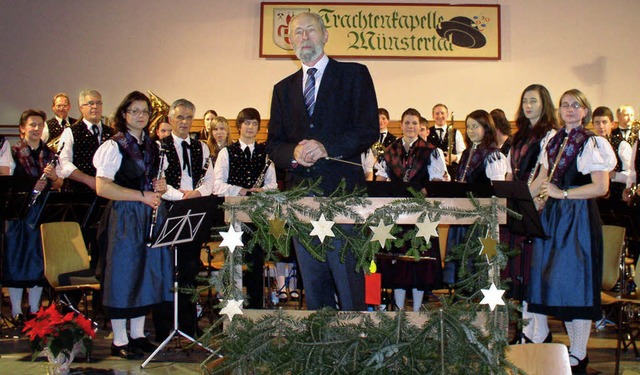 Viel Beifall  gab es fr Dirigent Herm...hres Weihnachts- und Jahreskonzertes.   | Foto: Eberhard GroSS