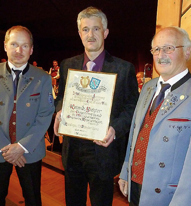 Roland Biehler (Mitte) erhielt von Ber...runn die Ernennung zum Ehrenmitglied.   | Foto: H. Simoneit