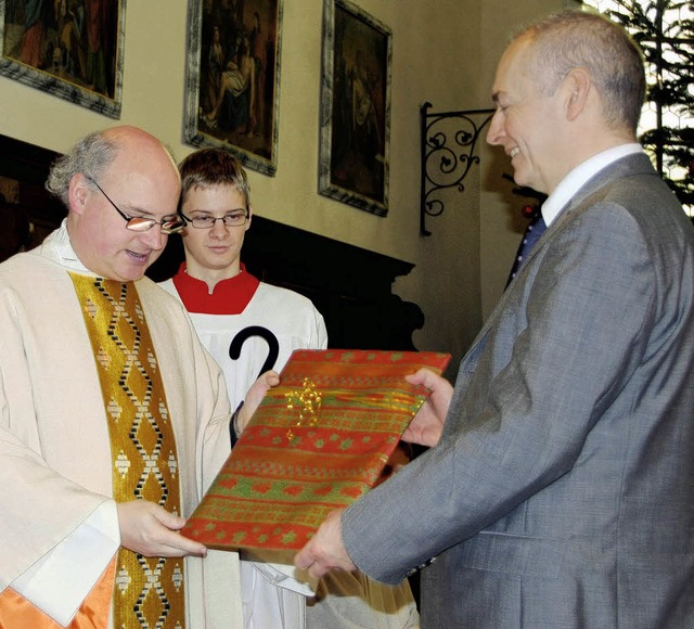 Zum Abschied berreichte der Sasbacher...leiter Rainer Knig mehrere Prsente.   | Foto: Roland Vitt