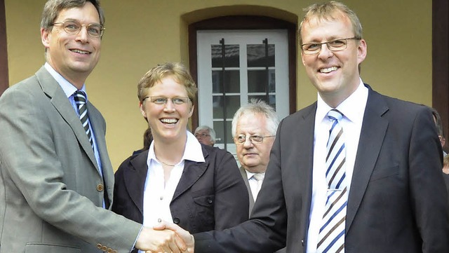 Landrat Hanno Hurth gratulierte im Jun...s (rechts) zu dessen zweiter Amtszeit.  | Foto: Markus Zimmermann