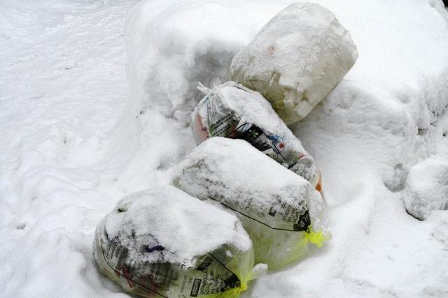 Die Fräse räumt Schnee und Müll