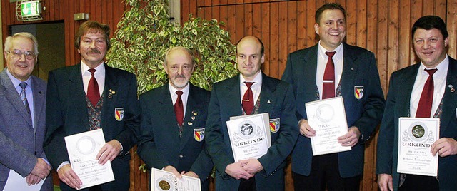 Die Ehrung langjhriger Mitglieder nah...rtin Frey (von links nach rechts) aus.  | Foto: Reinhard Cremer