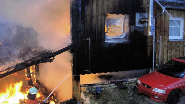 Beim Brand dieses  Holzhauses  in Hert...h die Schliengener Feuerwehr gefragt.   | Foto: Schumacher