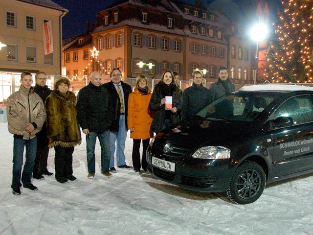 Das Gewinner-Auto  und die Sponsoren  | Foto: Sylvia-Karina Jahn
