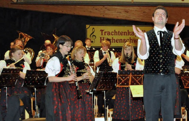 Dirigent Martin Zumkeller und sein Orc...n sich ber viel Beifall vom Publikum.  | Foto: Stefan Pichler
