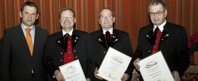 Ehrung beim Jahreskonzert (von links):...d Seidler zum Ehrendirigenten ernannt.  | Foto: Chris Seifried