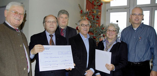 Spenden fr den Verein Villa Schwobtha...Barbara Schnellen und Rudolf Gromann.  | Foto: Roland Vitt