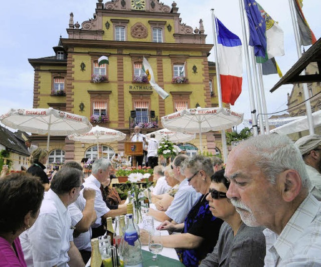 Fahnengeschmckt prsentierte sich der...zheimer Marktplatz beim Stadtjubilum.  | Foto: Siegfried Gollrad