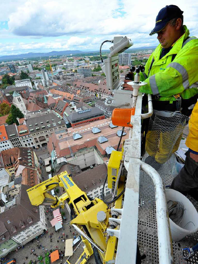 September: Weltgrter Hubkran im Einsatz am Freiburger Mnster